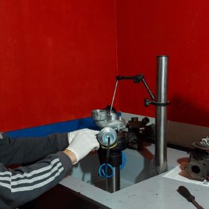 Stelovanje turbina na specijalnom masini za protok izduvnih gasova